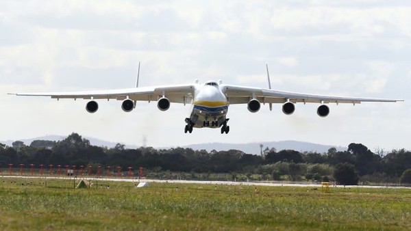 Antonov An-225 Mriya. Berat kosong: 285.000 kilogram Panjang: 84 meter. Lebar sayap: 88,4 meter. Penerbangan pertama: 1988. Antonov An-225 bermesin enam memegang gelar dari kedua pesawat terberat yang pernah dibuat (Foto: CNN) Antonov An-225 Mriya. Berat kosong: 285.000 kilogram Panjang: 84 meter. Lebar sayap: 88,4 meter. Penerbangan pertama: 1988. Antonov An-225 bermesin enam memegang gelar dari kedua pesawat terberat yang pernah dibuat (Foto: CNN)
