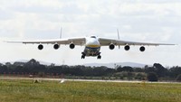 Antonov An-225 Mriya.  Berat kosong: 285.000 kilogram Panjang: 84 meter. Lebar sayap: 88,4 meter. Penerbangan pertama: 1988.  Antonov An-225 bermesin enam memegang gelar dari kedua pesawat terberat yang pernah dibuat (Foto: CNN)