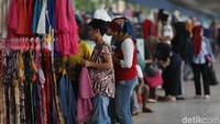 Sebelumnya, uji coba sempat dilakukan untuk lintasan orang dan angkutan umum dibagian bawahnya. Namun kini sebanyak 446 pedagang sudah dapat berjualan di kios sana.