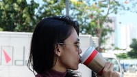 Gayanya seru banget ya saat pilot cantik ini menikmati kopi hangat. Foto: Instagram @athirafarina