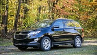 Chevrolet Equinox memiliki basis yang sama dengan GMC Terrain. Bentuknya pun mirip namun Chevrolet lebih baik saat membungkus interior Equinox. Sama dengan sang kembaran, Chevrolet Equinox menawarkan mesin turbo empat silinder berkapasitas 1.5 L dan 2.0 L serta diesel 1.6 L. Foto: Car and Driver