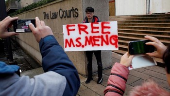 Bebaskan Ms. Weng. Begitu yang ingin disuarakan oleh pengunjung ini. (Foto: REUTERS/David Ryder)