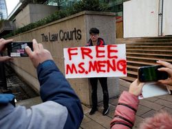 Kami Cinta Kamu di Luar Sidang Bos Huawei Meng Wanzhou