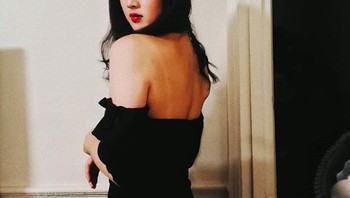 Dia juga suka tampil seksi. Di balik penampilannya yang menawan, otaknya juga cerdas. Yao kuliah di universitas bergengsi, Harvard, mengambil jurusan Ilmu Komputer. Foto: Instagram