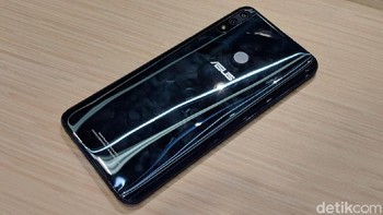 Kamera belakangnya 12 MP dan 5 MP. (Foto: Adi Fida Rahman/detikINET)
