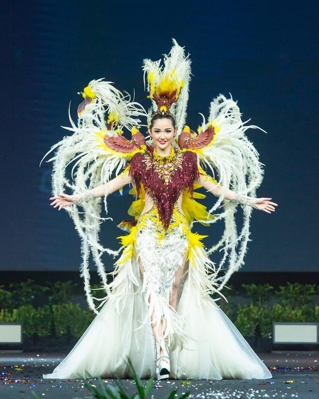 Sonia Fergina Citra naik panggung setelah Miss Universe India. Merentangkan kedua tangannya, Sonia melenggang anggun di panggung National Costume Show dengan memakai kostum bertema The Bird of Paradise. Foto: Foto: Amorn Pitayanant & Patrick Parather ( HO/Miss Universe Organization)