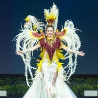 Sonia Fergina Citra naik panggung setelah Miss Universe India. Merentangkan kedua tangannya, Sonia melenggang anggun di panggung National Costume Show dengan memakai kostum bertema The Bird of Paradise. Foto: Foto: Amorn Pitayanant & Patrick Parather ( HO/Miss Universe Organization)