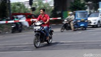 Para pemotor tak gentar menyerobot palang kereta. Padahal palang pintu kereta tak boleh diserobot.