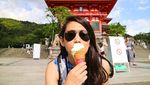 Gaya Athira Farina, Pilot Cantik yang Hobi Makan Es Krim Saat Travelling