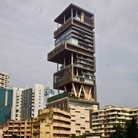 Tidak ketinggalan, area parkir enam lantai yang dapat menampung 160 mobil. Helikopter juga bisa mendarat di gedung ini karena ada tiga helipad. Dan untuk mengurus rumah semegah itu, Ambani memiliki sekitar 600 karyawan. (Foto: Vanity Fair)