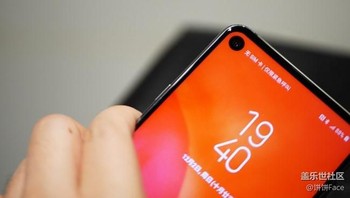 Alih-alih menggunakan notch seperti kebanyakan vendor ponsel lainnya, Samsung mengusung lubang kamera di layar. Foto: galaxyclub