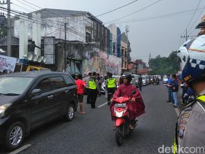 Ratusan Driver Ojol di Surabaya Geruduk Kantor Dua Aplikator