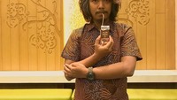  Pria kelahiran Blitar yang akrab disapa Dodit ini punya ciri khas ketika tampil. Ia selalu membawa biola kesayangannya. Nah meskipun berambut gondrong tapi Dodit ini sukanya minum susu kemasan seperti anak kecil.  Foto: Instagram @dodit_mul