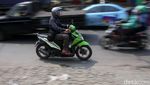 Warga Nekat Bertaruh Nyawa di Perlintasan Kereta