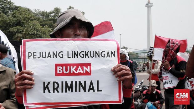 Sejumlah aktivis lingkungan dan warga penolak tambang diproses hukum di era Jokowi.