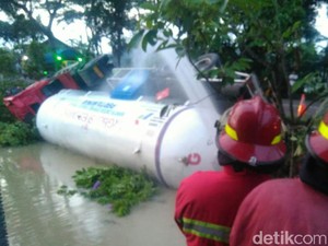 Truk Tangki LPG Terguling di Kebumen, Petugas Damkar Diterjunkan