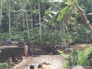 63 Rumah di Probolinggo Rusak Diterjang Banjir, 4 Jembatan Ambruk