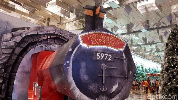 Foto: Kereta Hogwarts Mampir di Bandara Changi
