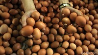 Seorang pedagang menata telur di Pasar Grogol, Jakarta Barat, Selasa (11/12/2018). Para pedagang disini mengeluhkan sulitnya pasokan dan harga yang tak menentu.