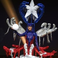 Kostum nasional spektakuler ditampilkan Miss Puerto Rico 2018 Kiara Liz Ortega. Wanita berusia 25 tahun itu memakai bertajuk Puerto Rico Renace. Kiara tampil dalam balutan gaun berwarna biru, merah dan putih dan bagian punggungnya tampak dihiasi empat tangan berwarna merah dan perak. Sementara bagian kepalanya ada dua tangan memegang bintang. Kostum nasionalnya ini merupakan gambaran dari bencana alam Badai Maria yang merenggut banyak korban jiwa di Puerto Rico. Kedua tangan di bagian atas kepalanya merupakan gambaran gotong royong yang dilakukan masyarakat di negaranya untuk bangkit pascabencana badai. Foto: Lillian SUWANRUMPHA / AFP