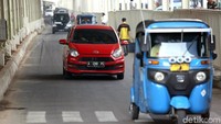 Sebelumnya, kawasan Jalan Jatibaru Raya, Tanah Abang ramai dipenuhi pedagang kaki lima (PKL) yang menunggu area pusat perbelanjaan di Skybridge rampung pengerjaannya. Setelah proyek pembangunan rampung para pedagang telah menempati lapak masing-masing di lokasi yang telah disediakan.