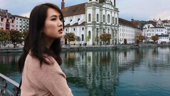 Dia kerap menampilkan pose sedang berada di kota-kota eksotis. Foto: Instagram
