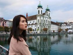 Gaya Jetset si Cantik Putri Pendiri Huawei