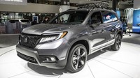Honda Passport Touring lebih istimewa lagi terlihat pada fitur-fitur yang tersemat di dalamnya. Mulai dari bavigasi, sensor parkir depan belakang, heated rear seats, acoustic glass, dan 10 speaker berkapasitas 590 watt, roof rails, ban berukuran lebih besar dan wajah mewah pada bagian eksteriornya. Foto: Autoblog