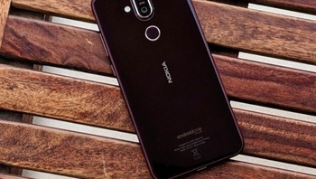 Nokia 8.1 yang dirilis HMD Global juga pantas masuk dalam deretan ponsel dengan tampang good looking di tahun ini. Bagian belakang ponsel dilapisi kaca dan strip berbahan metal yang amat tipis membingkai sekelilingnya, membuatnya terasa premium. Foto: Firstpost