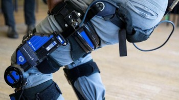 Menurut Keith Maxwell, pengguna exoskeleton sudah memperlihatkan kekuatan lebih besar pada sesi tes oleh Lockheed Martin. Sesuai dengan harapan melahirkan prajurit super. (Foto: REUTERS/Al Drago)