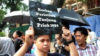 Peserta aksi ini tergabung dalam beberapa elemen, seperti Kontras, LBH Jakarta, Amnesty International, Yayasan LBHI, dan sejumlah korban kekerasan HAM.