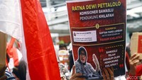 Massa membawa serta poster bergambar Ratna Dewi Pettalolo yang dianggap mendukung khilafah dan membuat Bawaslu tidak netral saat mengatakan tak ada pelanggaran kampanye dalam aksi reuni 212 lalu.