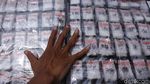 CD Porno, Narkoba, Hingga Sajam Dimusnahkan Kejari Jakbar