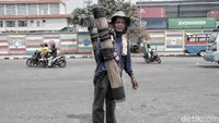 Slamet berkeliling menjual air aren di kawasan Terminal Tanjung Priok, Jakarta Utara, Selasa (11/12/2018).