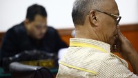 Arief menyimak vonis yang bacakan hakim.