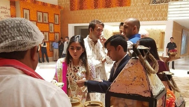Gaya Makan Miliuner India hingga Cantiknya Dokter Sarah Jane Saat Kulineran