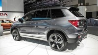 Sedangkan versi EX-L memiliki semua fitur Honda sensing ditambah sunroof, jok berlapis kulit, layar berukuran 8 inchi, Apple CarPlay, Android Auto, auto-dimming rearview mirror, blind-spot monitoring, cross-traffic alert, power tailgate, dan kursi depan berteknologi heated. Foto: Autoblog