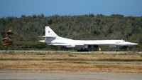 Dua pesawat pengebom Rusia jenis TU-160 mendarat di Bandara Internasional Simon Bolivar, dekat Caracas pada Senin (10/12) waktu setempat. Foto: Photo by Federico PARRA/AFP