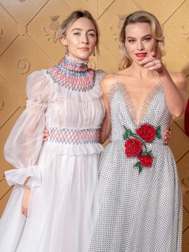 Juga hadir di premier, aktris Saoirse Ronan yang adalah lawan main Margot di film tersebut. (Foto: Getty Images)