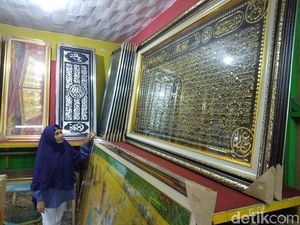 Rezeki Musim Umrah untuk Pengrajin Pigura dan Kaligrafi di Sidoarjo