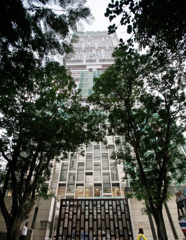 Antilia, begitu nama gedung tersebut, disebut-sebut sebagai hunian termahal kedua di dunia setelah Istana Buckingham di London, Inggris. Menurut Architectural Digest India, rumah setinggi 173 meter (40 meter lebih tinggi dari Monas) tersebut ditaksir bernilai US$ 2 miliar atau sekitar Rp 29 triliun. (Foto: Vanity Fair)