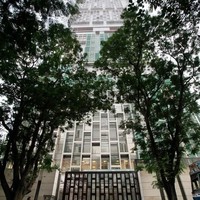 Antilia, begitu nama gedung tersebut, disebut-sebut sebagai hunian termahal kedua di dunia setelah Istana Buckingham di London, Inggris. Menurut Architectural Digest India, rumah setinggi 173 meter (40 meter lebih tinggi dari Monas) tersebut ditaksir bernilai US$ 2 miliar atau sekitar Rp 29 triliun. (Foto: Vanity Fair)