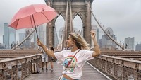 Tidak hanya menikmati sudut-sudut cantik dan instagramable di Jerman saja, dia juga berkunjung ke negara lain. Ini saat dia berada di Brooklyn Bridge, New York. (adrienne_koleszar/Instagram)