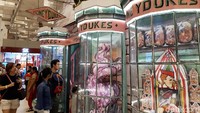 Bahkan di jam-jam tertentu ada pertunjukan musikal. Jangan lupa berfoto-foto di A Wizarding World Holiday di Bandara Changi ini ya! (Afif Farhan/detikTravel)