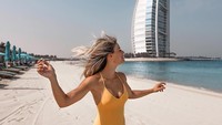 Gayanya saat berada di Dubai. (adrienne_koleszar/Instagram)
