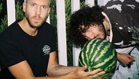 Mantan kekasih Taylor Swift ini punya hobi yang unik. Ia sering mengabadikan momennya saat menanam semangka di kebung belakang rumahnya. Mulai dari menanam, hingga sudah menjadi buah besar semuanya dilakukan sendiri. Foto: Instagram @calvinharris