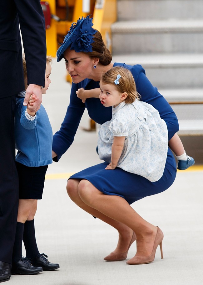 Kate selalu memadukan warna sepatu nude kesayangannya dengan busana berwarna senada. Sepatu berwarna netral ini memang cocok dengan berbagai busana pilihan Kate sehari-hari. Foto: Getty Images