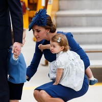 Kate selalu memadukan warna sepatu nude kesayangannya dengan busana berwarna senada. Sepatu berwarna netral ini memang cocok dengan berbagai busana pilihan Kate sehari-hari. Foto: Getty Images