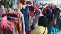 Sudah banyak warga yang dapat menikmati dan menggunakan skybridge untuk melintas dari Stasiun Tanah Abang menuju Pasar Tanah Abang Blok G.