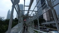 Kondisi atap JPO yang rusak banyak dikeluhkan warga.